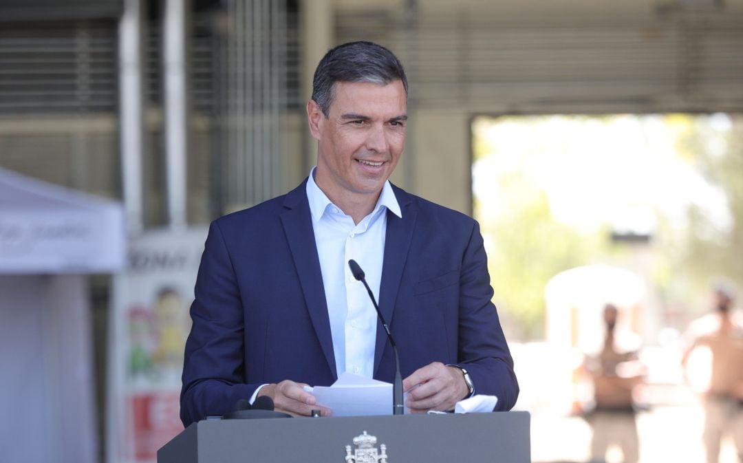 El presidente del Gobierno, Pedro Sánchez, durante una rueda de prensa en su visita al dispositivo de atención y acogida de ciudadanos europeos y colaboradores afganos instalado en la base aérea de Torrejón de Ardoz