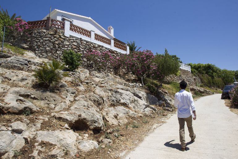 Exterior de la casa donde un hombre de 76 años acabó en la tarde de ayer con la vida de su esposa de 71 años en la localidad malagueña de Frigiliana, donde dejó una nota confesando la autoría de la muerte y después se suicidó