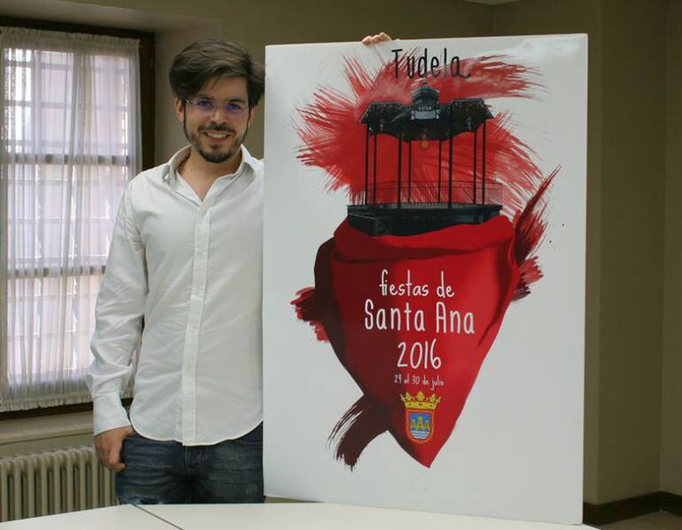 Ismael López posando con su cartel "El corazón de mi plaza"