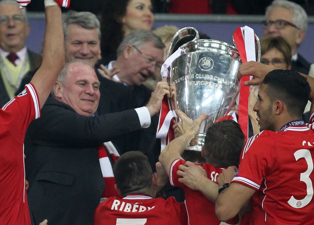 Uli Hoeness, con el trofeo de la Champions ganado por el Bayern en 2013.