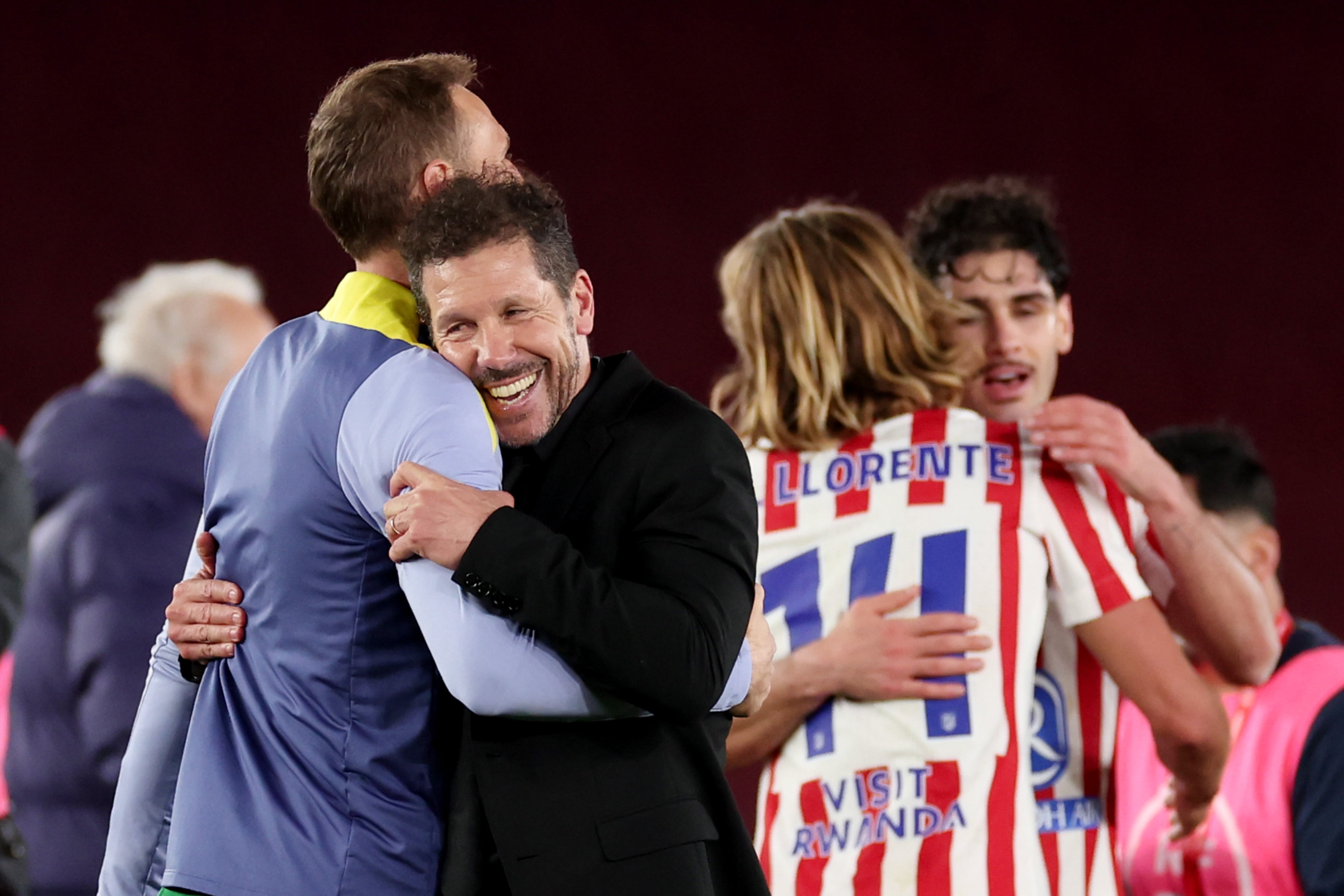 Simeone y sus compañeros celebran el pase a la final de Copa