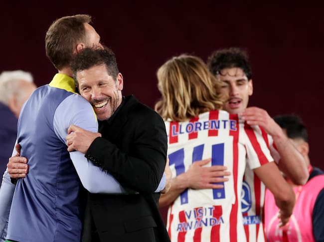 Simeone y sus compañeros celebran el pase a la final de Copa