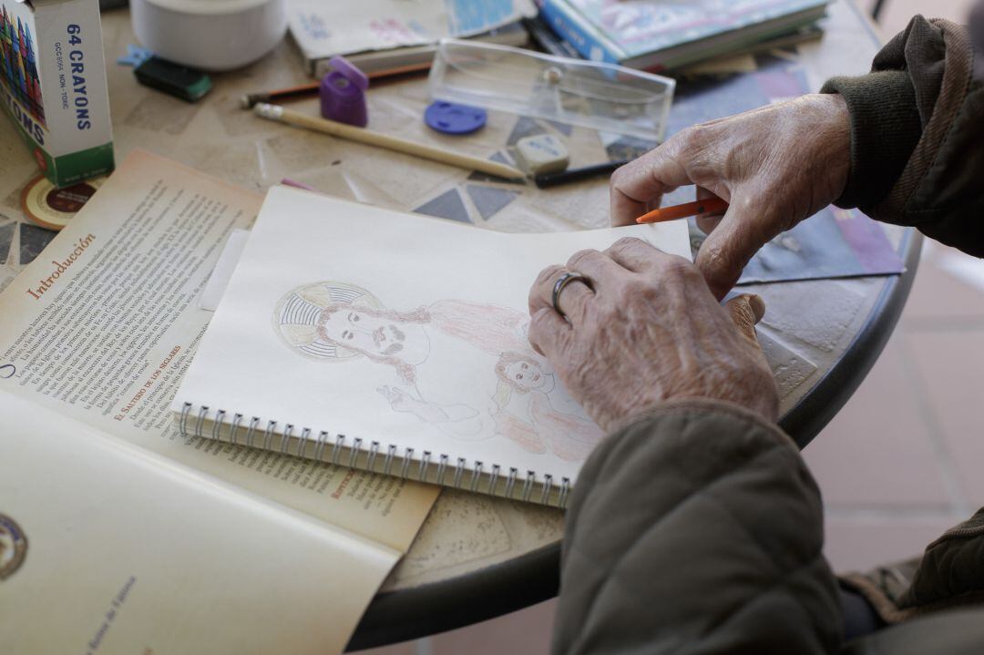 Una anciana realiza un dibujo en el interior de la Residencia de Mayores Jesús del Buen Amor. En Griñón, Madrid, (España), a 27 de abril de 2020.