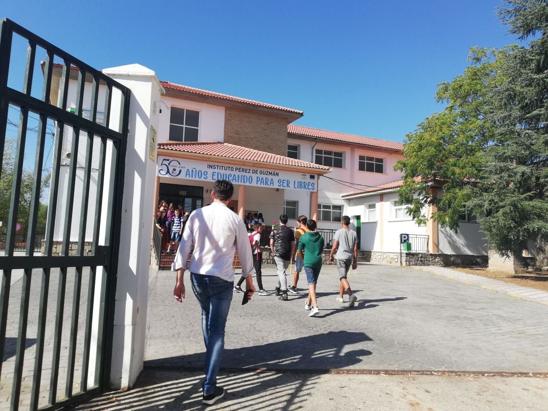 Entrada del instituto &#039;Martín Rivero&#039; de Ronda este lunes