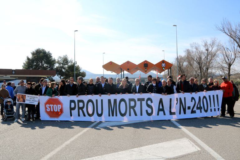 Foto d'arxiu d'una de les moltes mobilitzacions de la Plataforma Prou Morts per reclamar mesures per acabar amb la sinistralitat a la N-240. Aquí, davant dels peatges de l'AP-2.