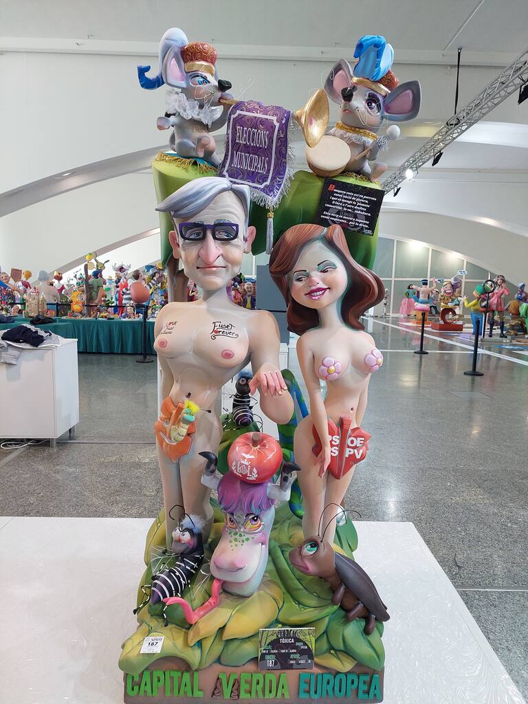 La Exposición del Ninot de las Fallas 2023 abre sus puertas con 750 figuras que rebosan diseño y sátira. Todas ellas quieren salvarse de las llamas gracias al voto popular.