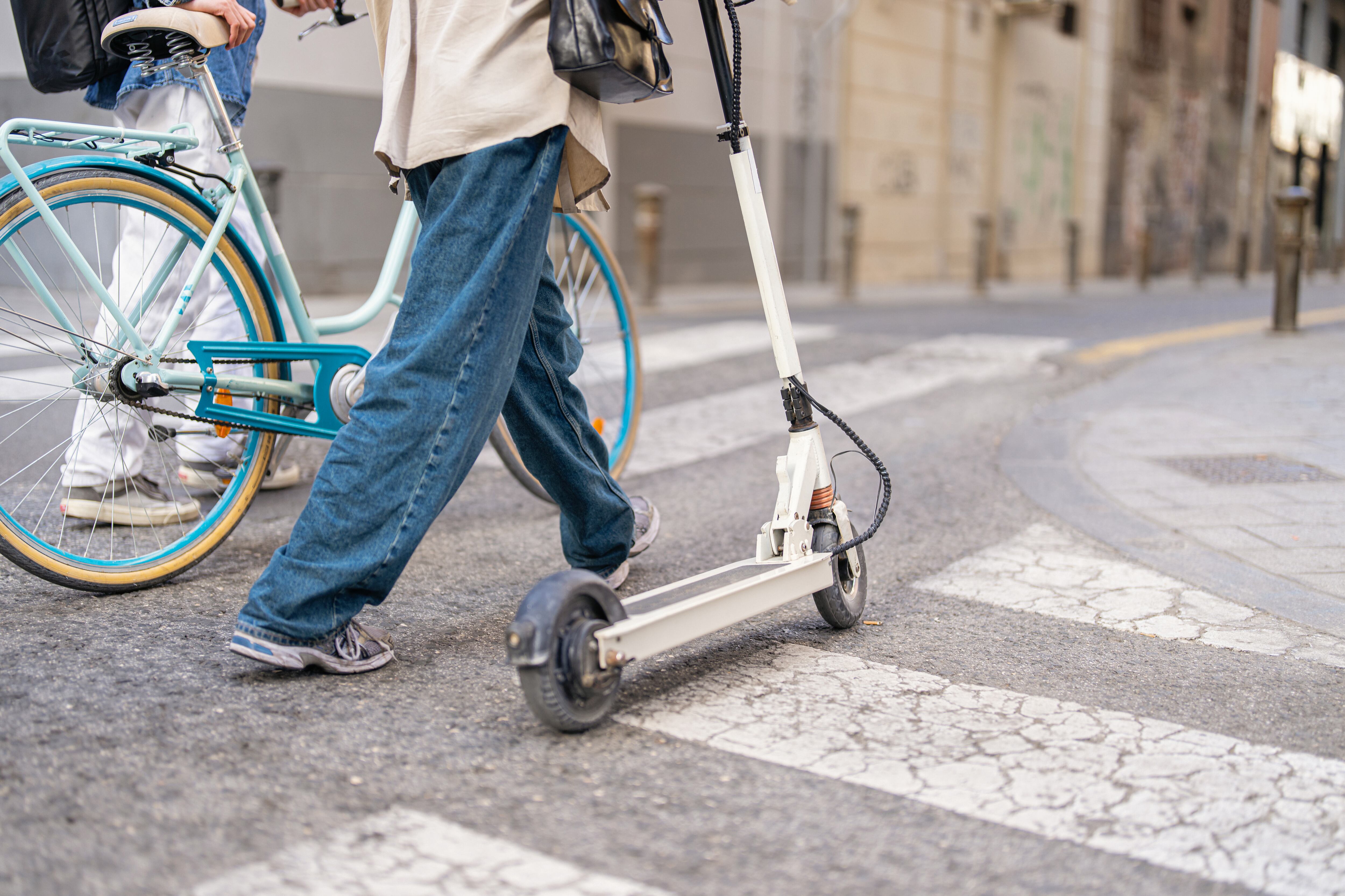 Imagen de archivo de una bicicleta y un patinete eléctrico