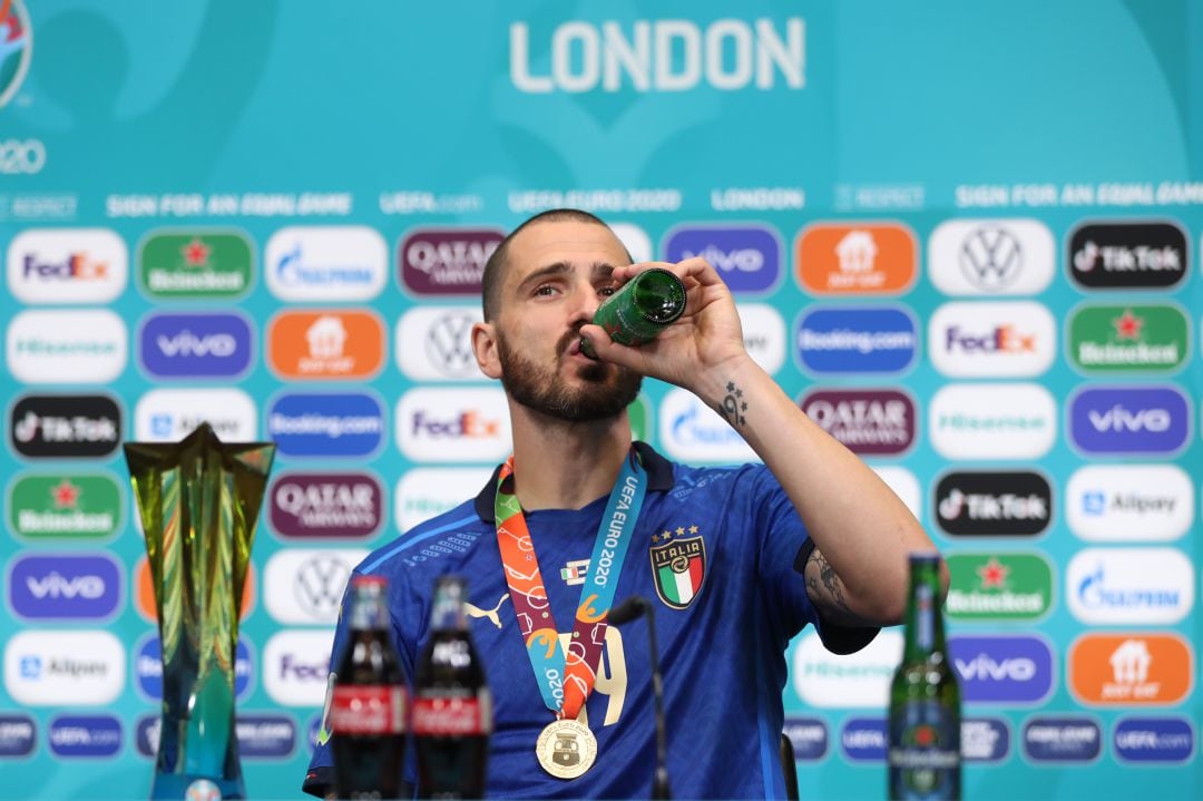 Bonucci dándole un trago a una cerveza en la rueda de prensa posterior al Inglaterra - Italia