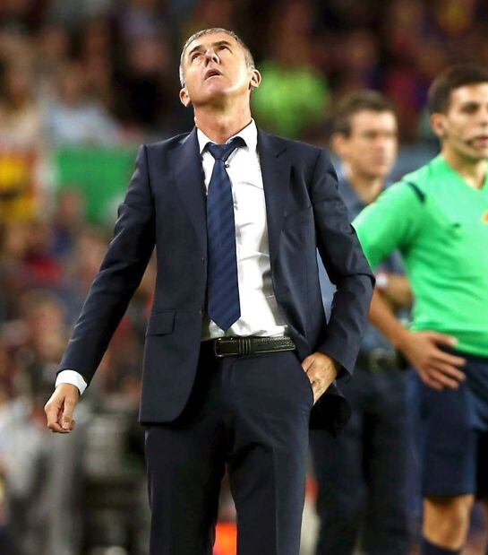 GRA659. BARCELONA, 20/09/2015.- El entrenador del Levante UD, Lucas Alcaraz, se lamenta por una jugada durante el partido frente al FC Barcelona de la cuarta jornada de Liga en Primera División que se disputa hoy en el Camp Nou, en Barcelona. EFE/Andreu Dalmau