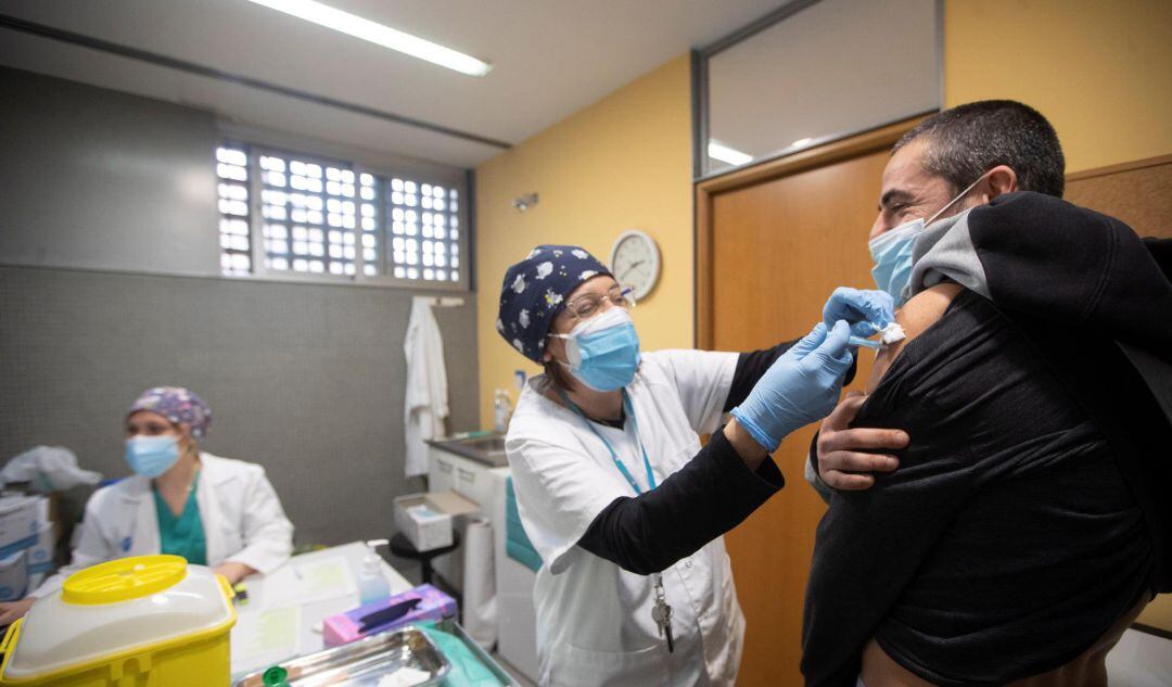 Un profesional sanitario recibe la segunda dosis de la vacuna Pfizer en el CAP Passeig Maragall de Barcelona