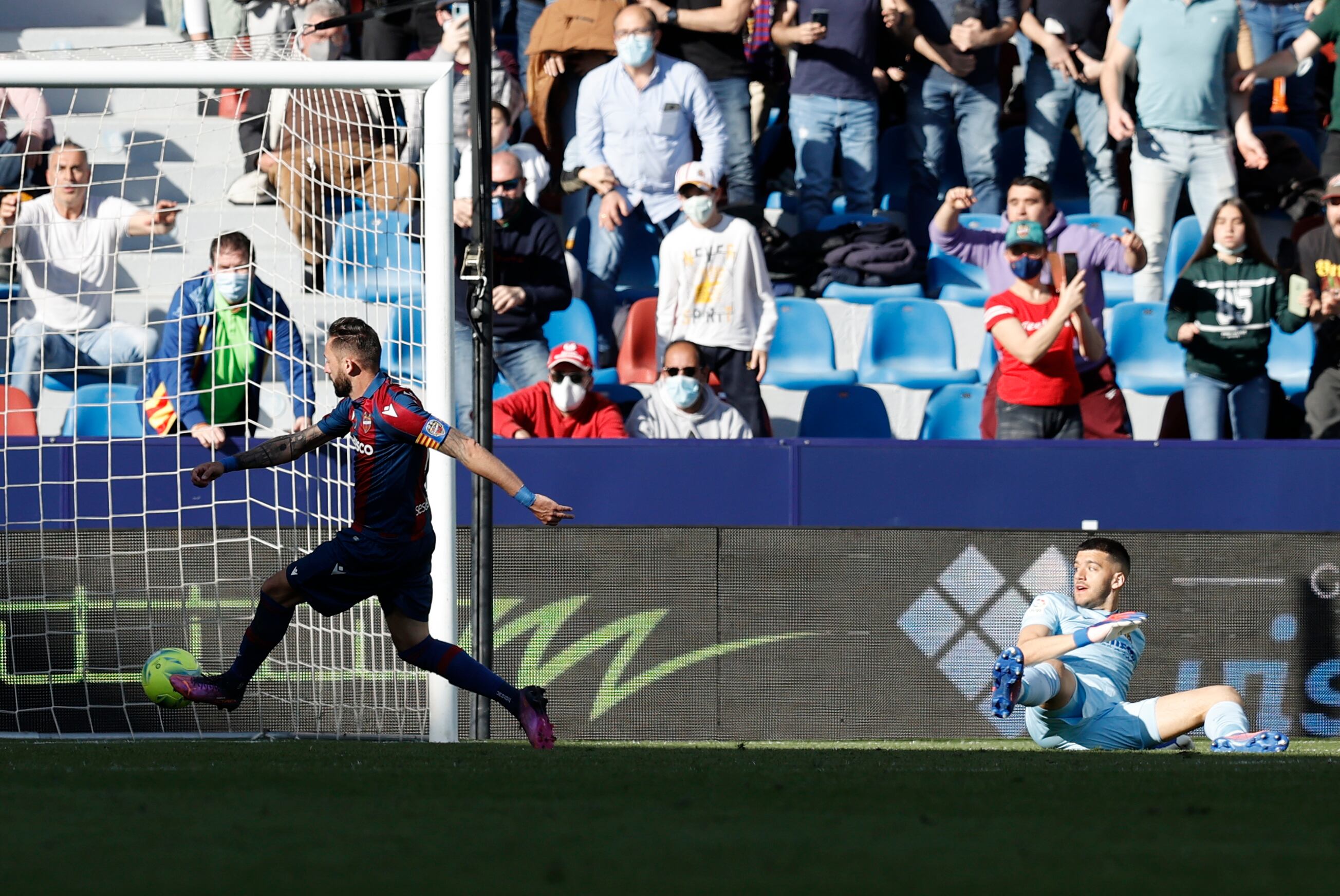 VALENCIA, 02/04/2022.- El centrocampista del Levante UD, José Luis Morales (i), golpea el balón tras batir al guardameta argentino del Villarreal, Gerónimo Rulli, para conseguir el segundo gol del equipo levantinista durante el encuentro correspondiente a la jornada 30 de primera división que han disputado hoy sábado en el Ciutat de Valencia. EFE / Kai Forsterling.
