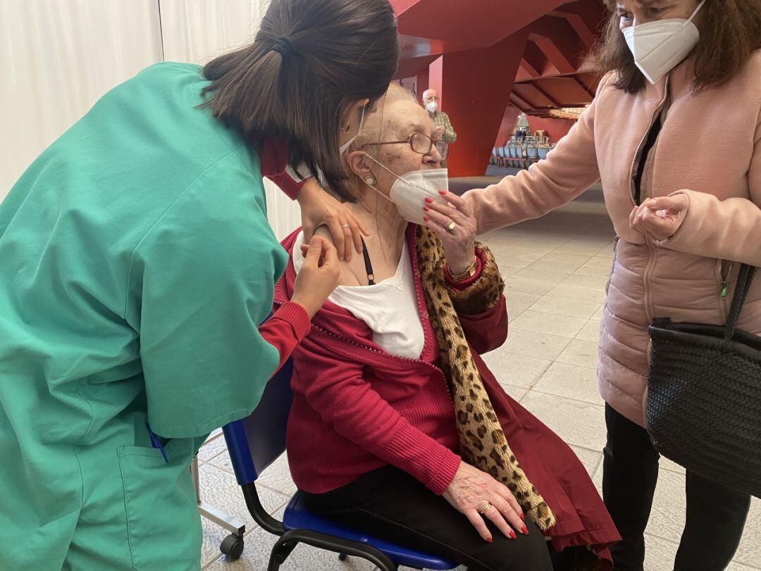 Un mujer recibe la primera dosis de la vacuna en Gijón.