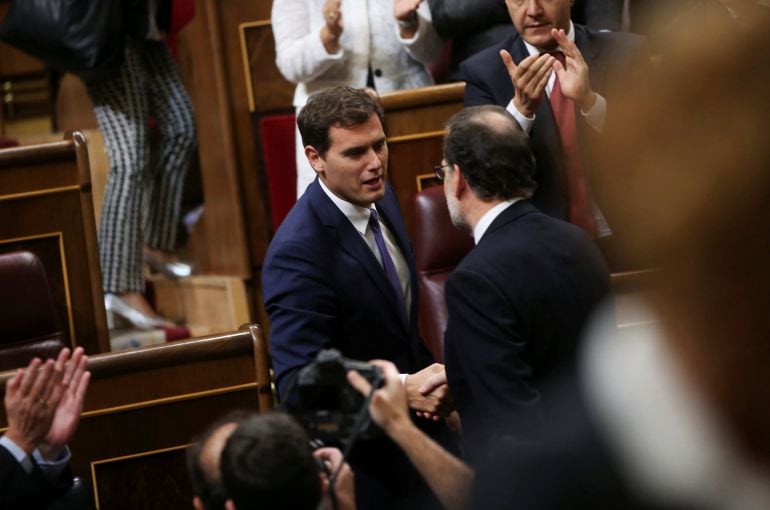 Newly re-elected Spanish Prime Minister Mariano Rajoy R shakes hands with Ciudadanos party leader Albert Rivera at Parliament in Madrid, Spain, October 29, 2016. REUTERSSusana Vera