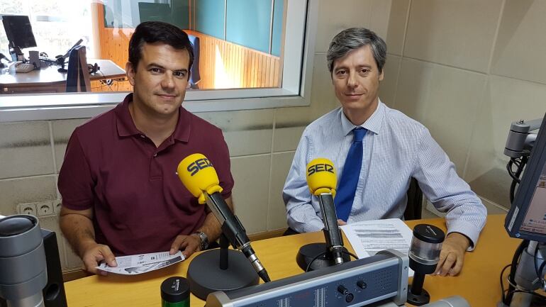 David Cantarero y Carlos Pajares en un estudio de Radio Santander