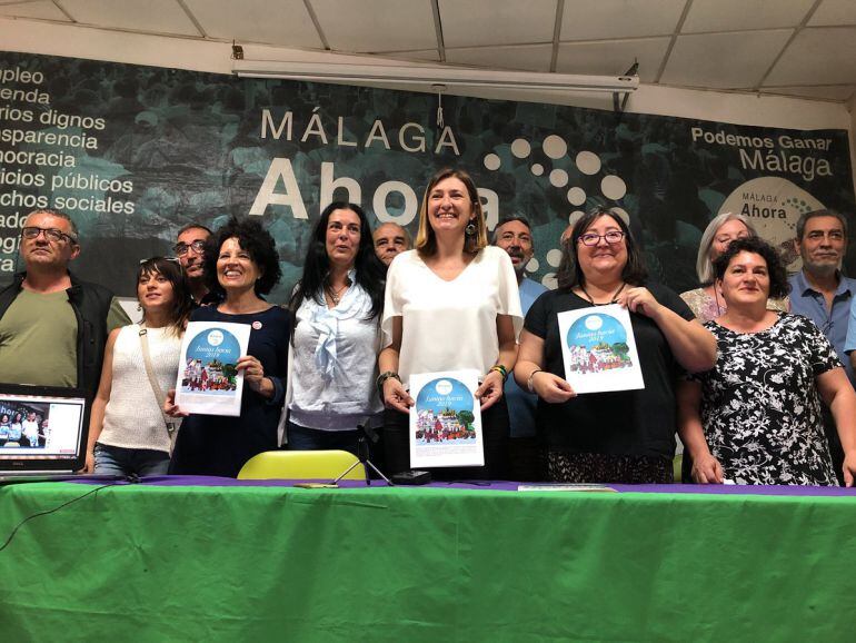 Imagen de integrantes de Málaga Ahora en su sede de Carretera de Cádiz