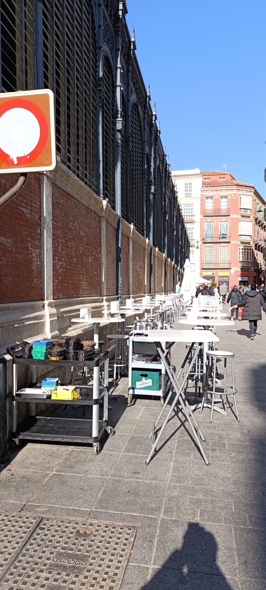 Ocupación de las aceras junto al Mercado de Atarazanas de Málaga