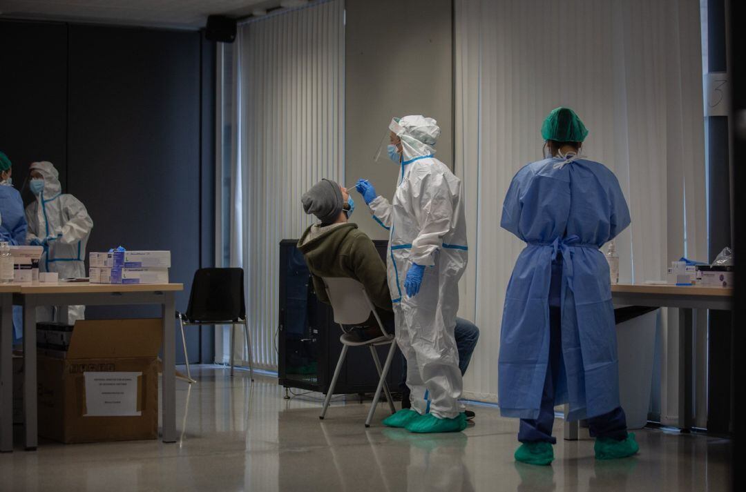 Cribados intensivos en el barrio del Raval de Barcelona para detectar asintomáticos de Covid ante la segunda ola de coronavirus.