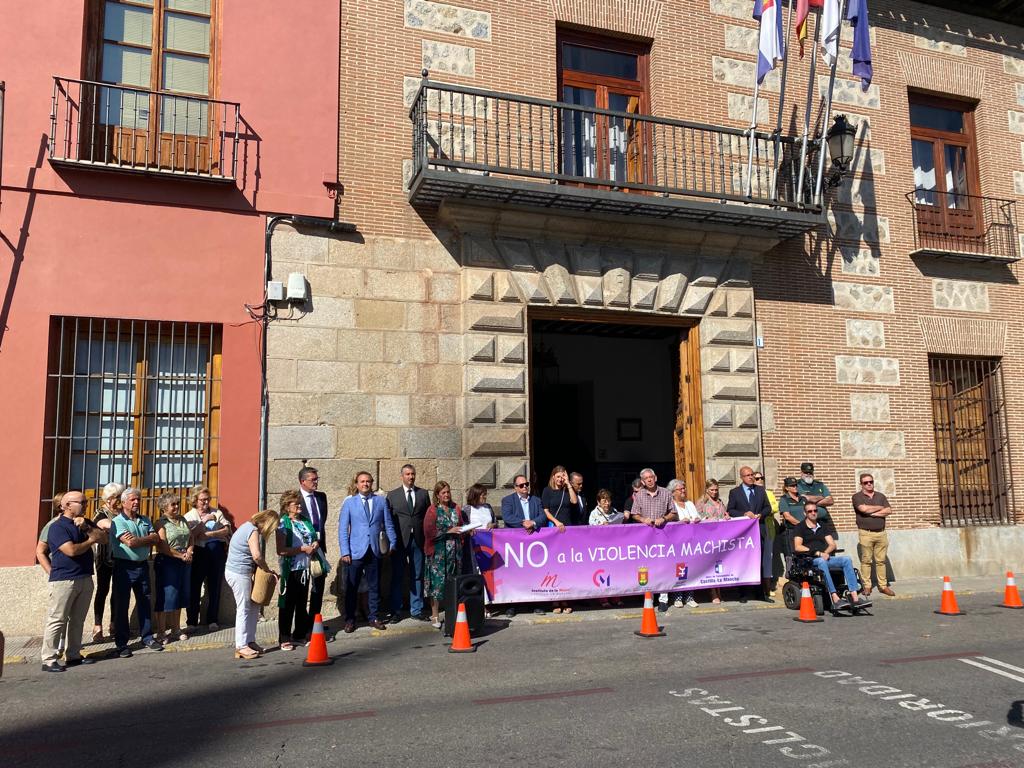 En la puerta noble se ha situado un menor grupo de personas, entre las que se encontraban los cuatro concejales de VOX y algunos del PP