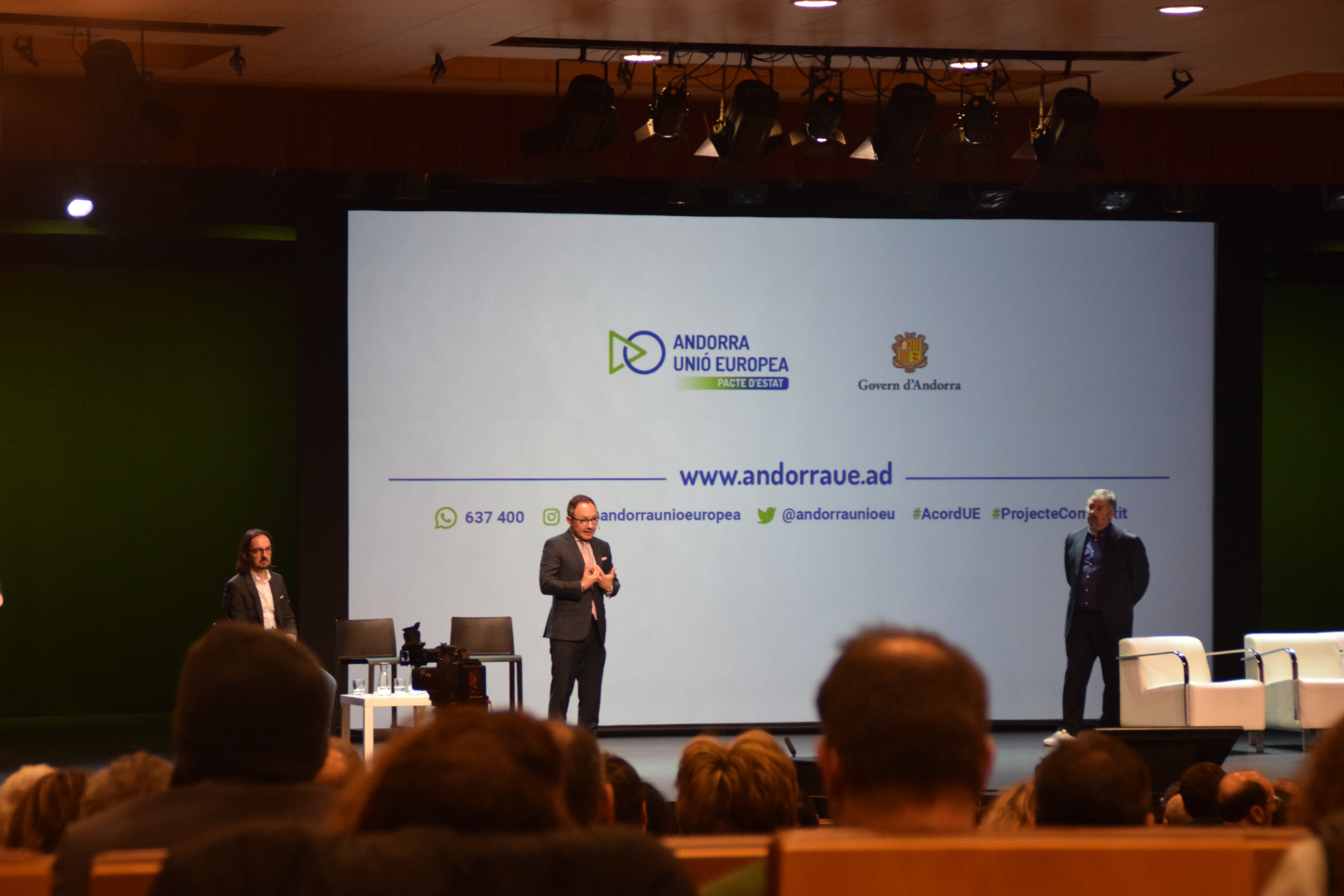 El cap de Govern, Xavier Espot, i el secretari d’Estat per a les Relacions amb la Unió Europea, Landry Riba a la reunió de poble sobre l'acord amb la UE.