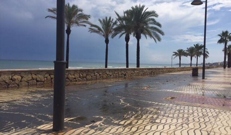 La playa de Muchavista apareció el pasado 17 de agosto cubierta de un manto de residuos fecales tras las lluvias.