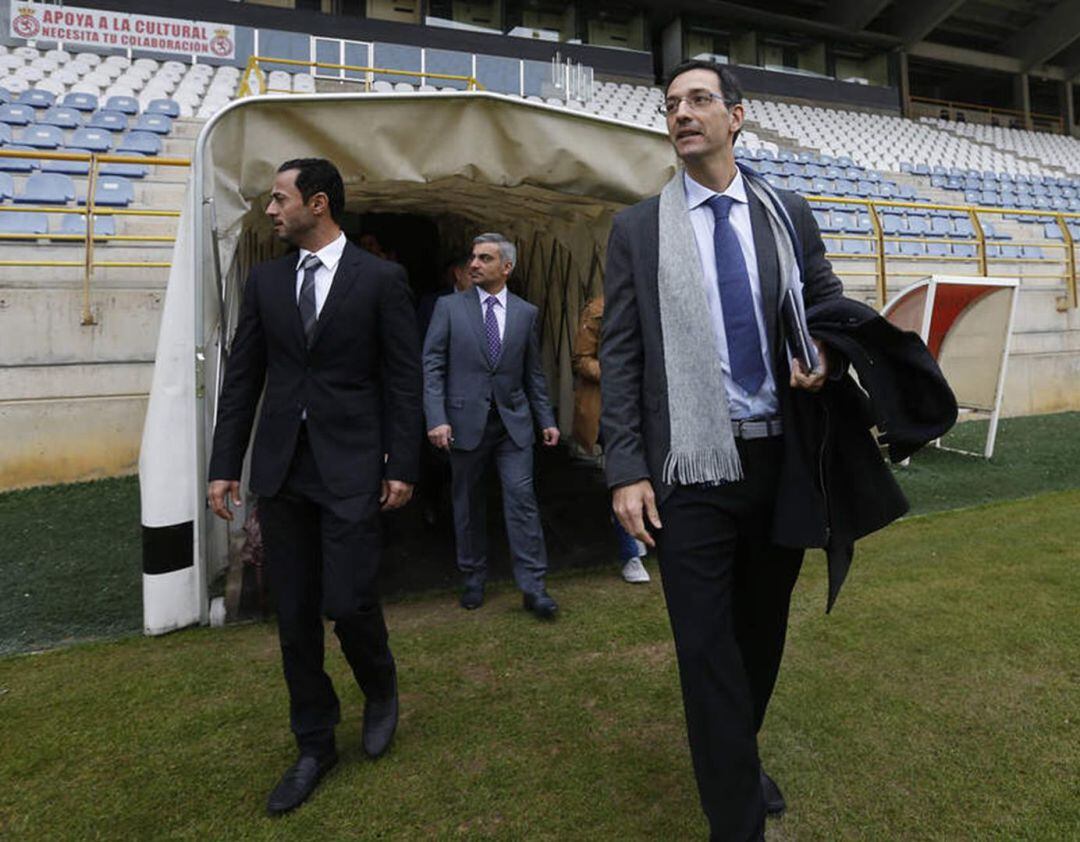 Iván Bravo, junto a dirigentes de Aspire sobre el césped del Reino de León