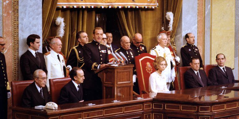 Discurso de Su Majestad el Rey, acompañado en la tribuna por Su Majestad la Reina; el presidente de las Cortes, Antonio Hernández Gil; los presidentes del Congreso de los Diputados y del Senado, Fernando Álvarez de Miranda y Antonio Fontán, y el Letrado M