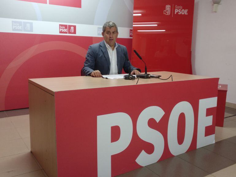 El diputado socialista Javier Antón, en rueda de prensa.