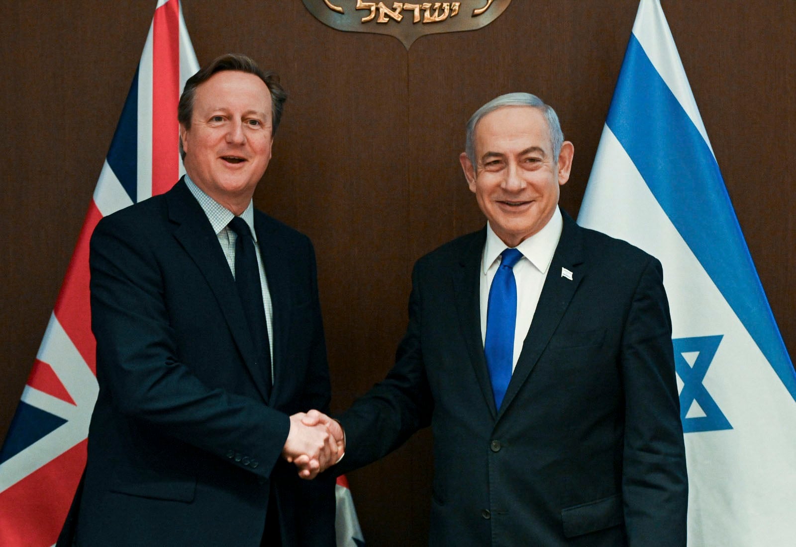 Imagen del primer ministro israelí, Benjamín Netanyahu (d), con el ministro de Asuntos Exteriores británico, David Cameron, en Jerusalén