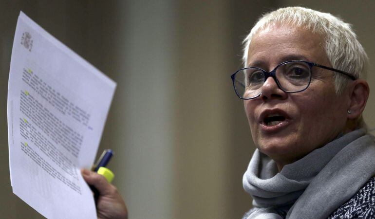 GRA097. BARCELONA, 20/11/2014.- La Fiscal Jefe de Barcelona, Ana Magaldi, durante su comparecencia ante los medios de comunicación para leer un comunicado y remarcar que los fiscales de Barcelona pedirán, con el visto-bueno de la Fiscalía General del Estado (FGE), que se reabran todas las denuncias archivadas por juzgados de instrucción de la provincia sobre el proceso participativo de 9N. EFE/Alberto Estévez