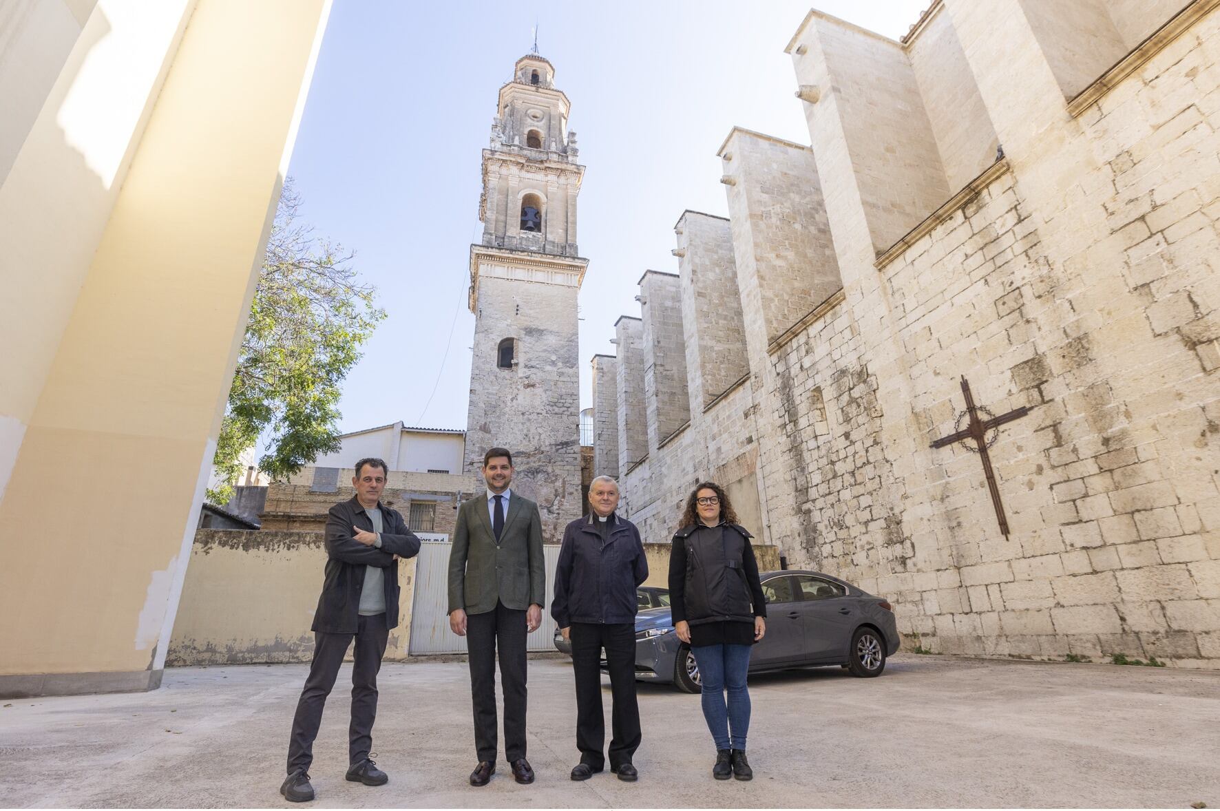 Las autoridades municipales, los responsables de las obras junto al abad, Ángel Saneugenio.