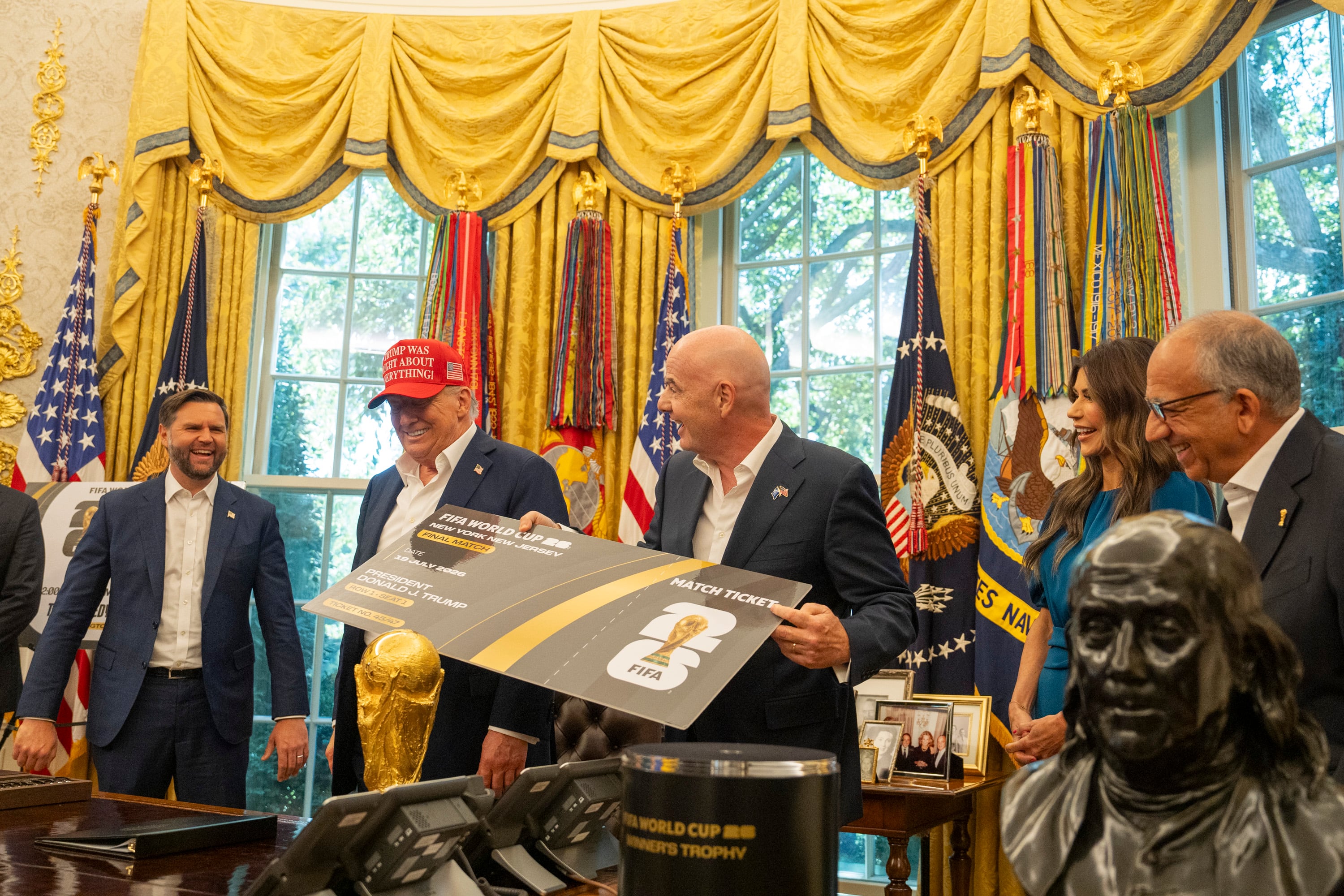 El presidente de la FIFA, Gianni Infantino, enseña una entrada del Mundial de gran tamaño a Donald Trump en el Despacho Oval el pasado mes de agosto