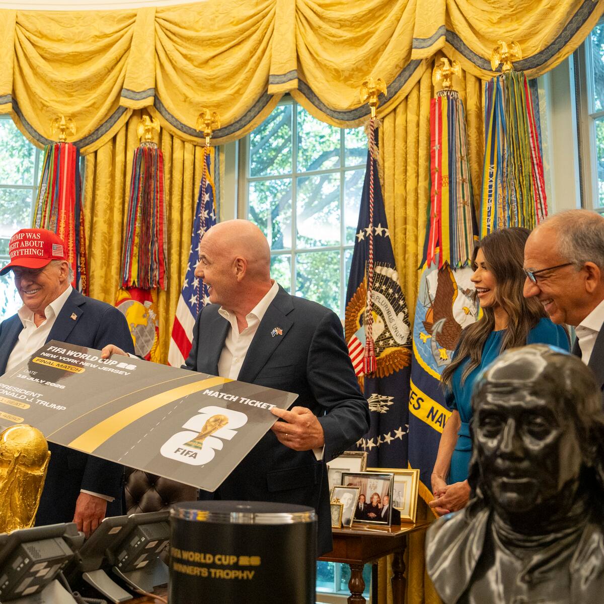 Aficionados de toda Europa denuncian a la FIFA ante la Comisión Europea por el precio de las entradas para el Mundial