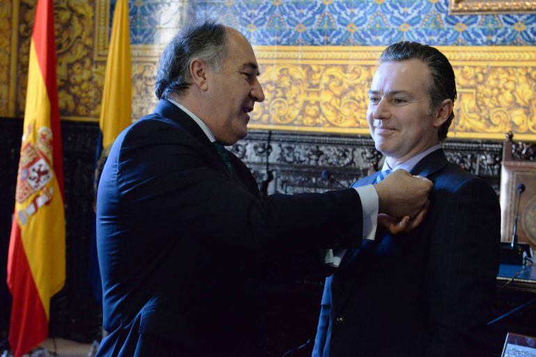 José Ignacio Landaluce impone insignia de la ciudad a Javier Lancha