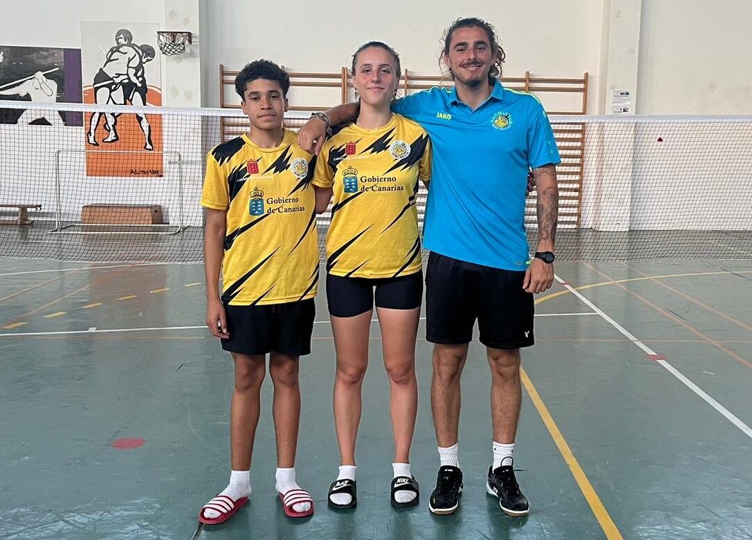 Los dos lanzaroteños que participarán en el Máster Enguera de Badminton, en Valencia.