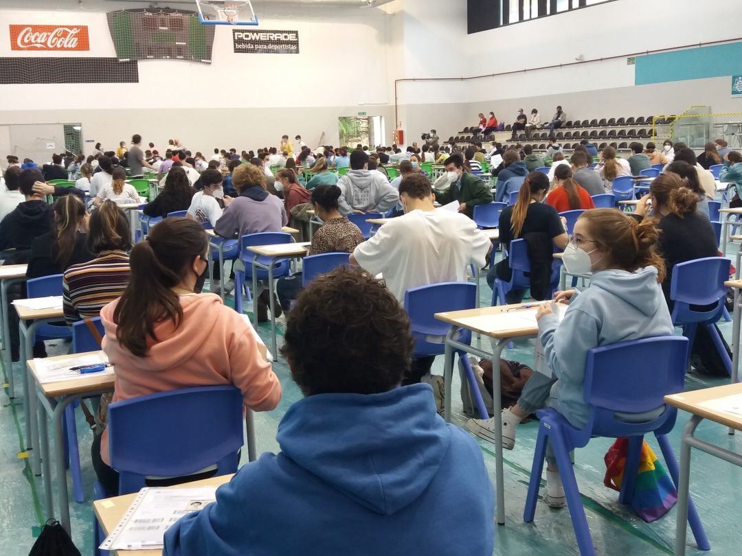 Algunos estudiantes han realizado sus pruebas en el Polideportivo de la Universidad de Oviedo, en el CAU