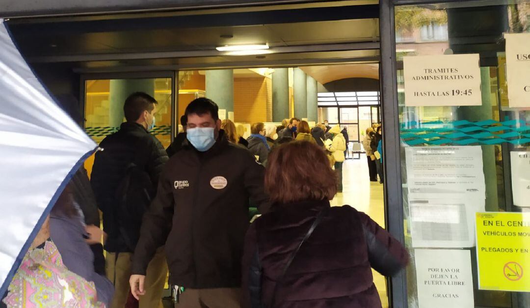 Filas en el centro de salud José Ramón Muñoz, en el Paseo de Sagasta, en Zaragoza
