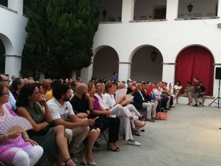 Representantes políticos y público que asistió al acto