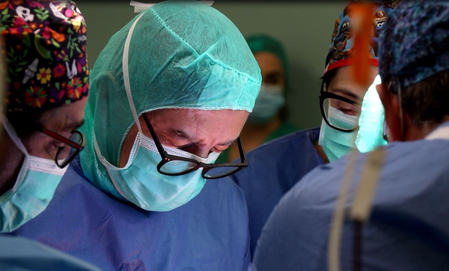 Especialistas de La Fe de València combinan por primera vez dos técnicas para casos complejos de cáncer pélvico y salvan la funcionalidad de las piernas a un paciente.