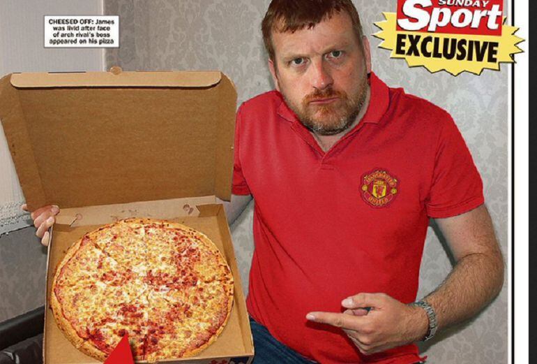 El aficionado inglés posa con su polo del Manchester United y la pizza con Guardiola