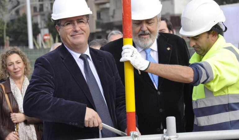 Juan Carlos Cabrera, delegado municipal de Fiestas Mayores, atornilla el primer tubo de la portada de la Feria de Abril 2016