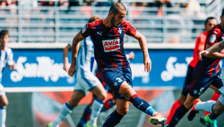 Galvez golpea un balón en el derbi contra la Real Sociedad