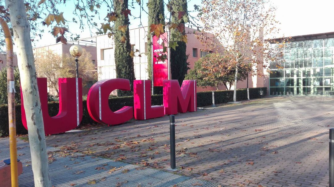 Entrada a la Universidad de Talavera