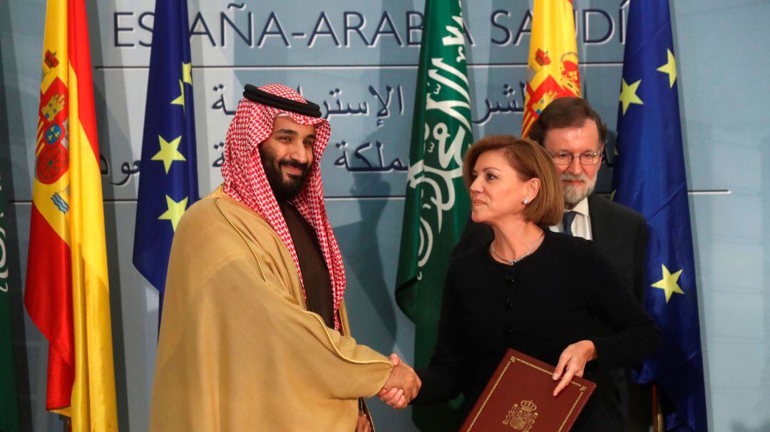 La exministra de Defensa, Dolores de Cospedal, firma con el príncipe heredero de Arabia Saudí, Mohamed bin Salman, un acuerdo para  la venta de material de Defensa