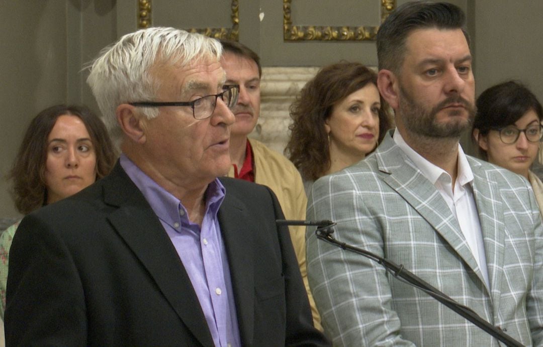 El alcalde de València, Joan Ribó, y el concejal de Cultura Festiva y presidente de la Junta Central Fallera (JCF), Carlos Galiana, en la rueda de prensa ofrecida en el Ayuntamiento tras el aplazamiento de las Fallas 2020