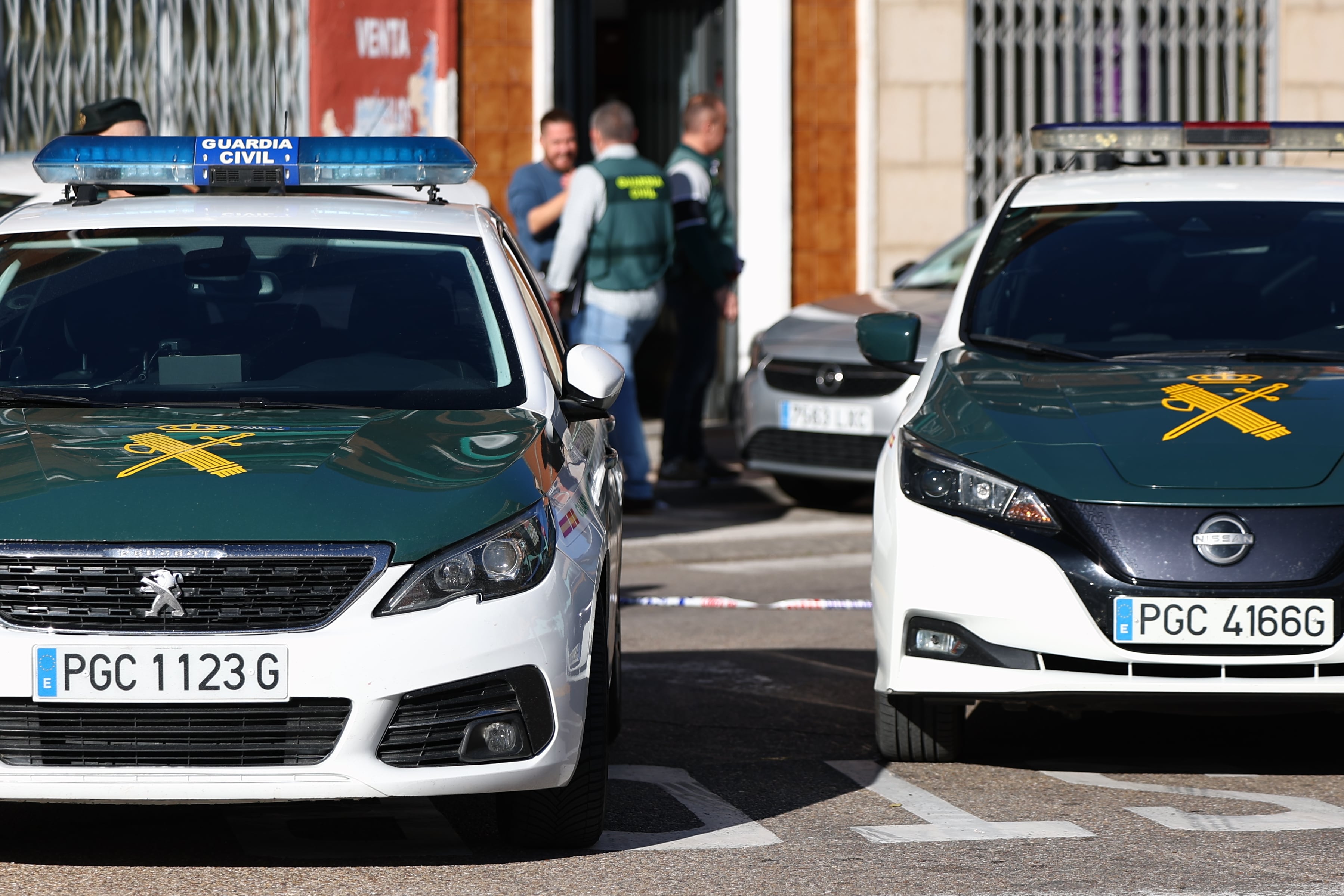 TORRIJOS (TOLEDO), 03/12/2025.- Agentes de la Guardia Civil junto a la vivienda donde una mujer de 39 años ha sido asesinada este miércoles en Torrijos (Toledo) tras sufrir una agresión con arma blanca por parte de un hombre de 45 años, que ha sido trasladado al Hospital de Toledo por diversas lesiones y que ya ha sido detenido. EFE/ Ismael Herrero
