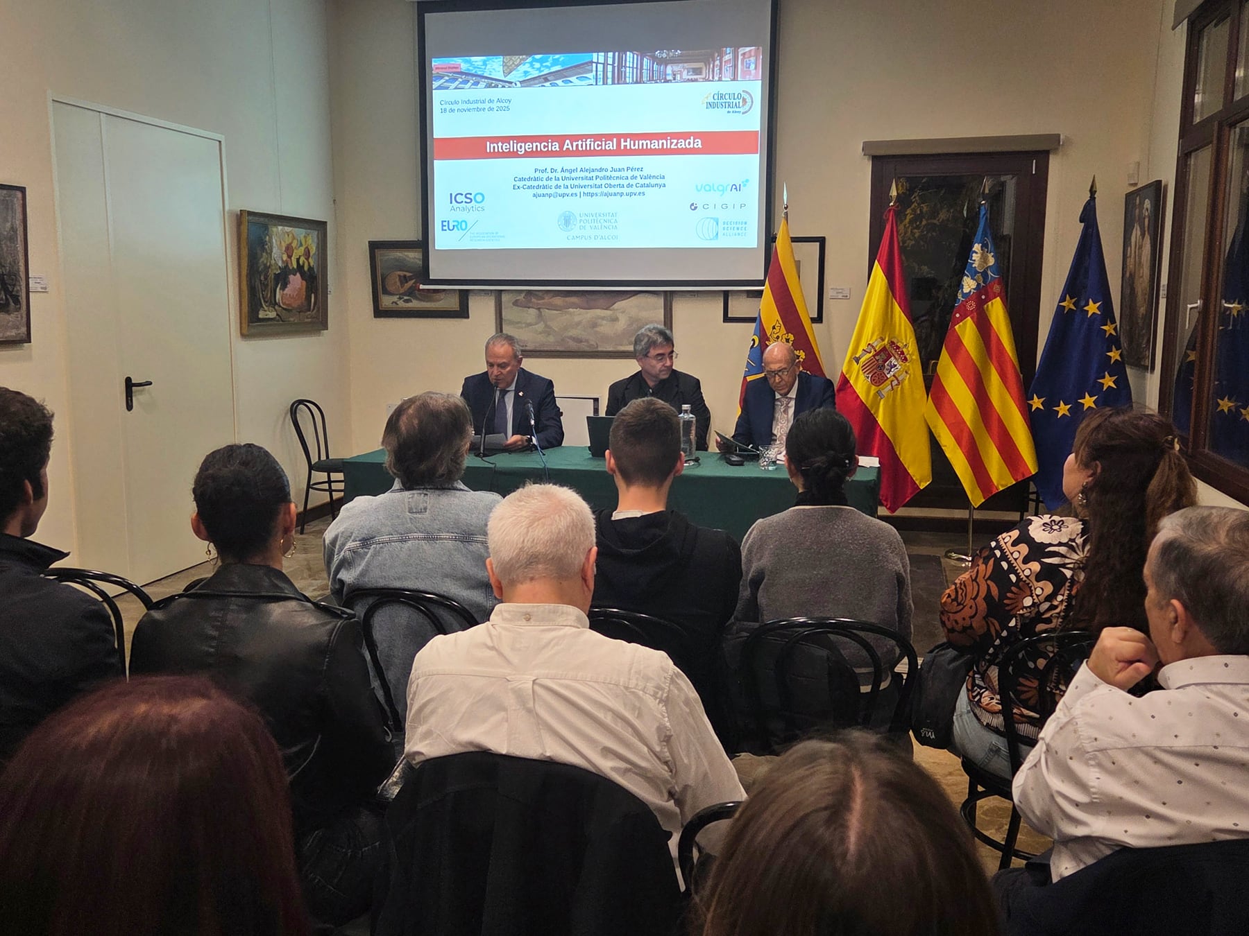 El presidente del Círculo Industrial, Indalecio Carbonell, durante la presentación del conferenciante, Ángel Juan