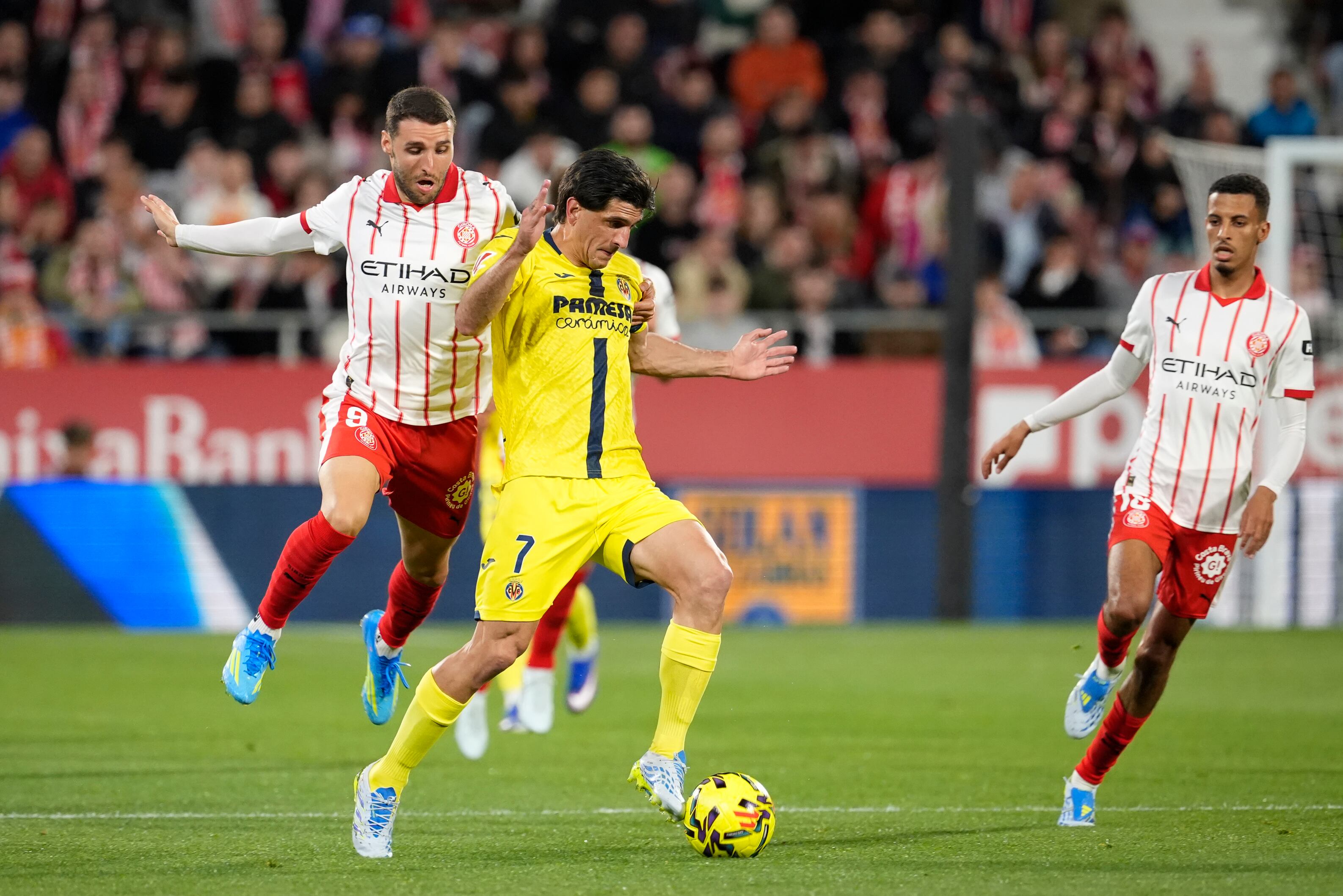 GIRONA (CATALUÑA), 06/04/2026.- El delantero del Girona Abel Ruiz (i) persigue a Gerard Moreno, del Villarreal, durante el partido de la jornada 30 de LaLiga EA Sports que disputan el Girona FC y el Villarreal CF, este lunes en el estadio municipal de Montilivi, en Girona (Cataluña). EFE/ David Borrat