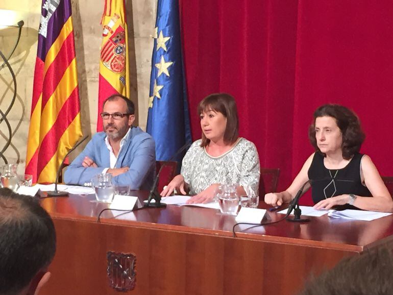 De izquierda a derecha, Biel Barceló, Francina Armengol y Fina Santiago