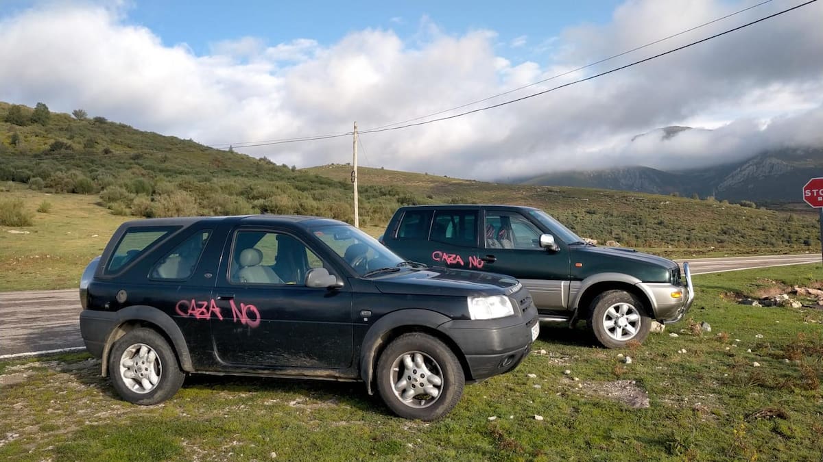 Rocían con pintura los vehículos de cazadores que participaban en una batida en Alto Campoo