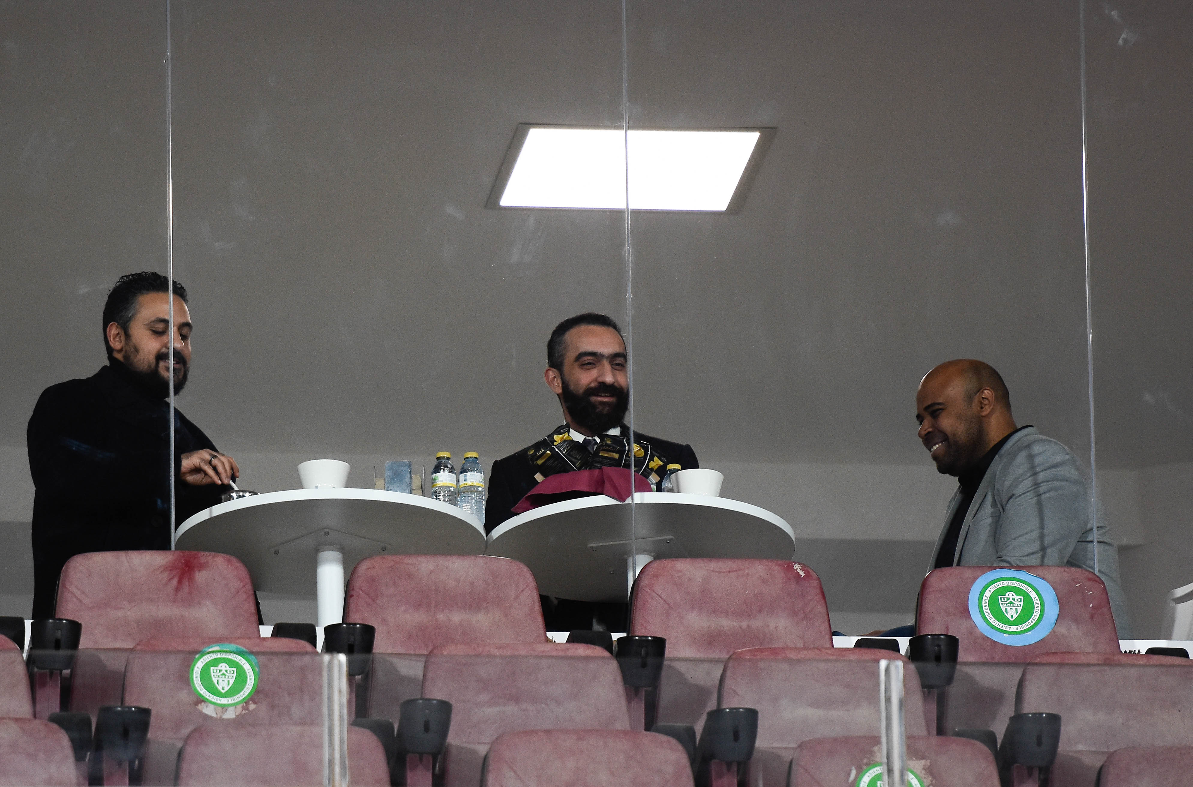 Los hombres de Turki buscan otro central por medio mundo.